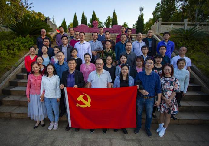 mansion88明升的老师们在夏明翰雕像前合影留念